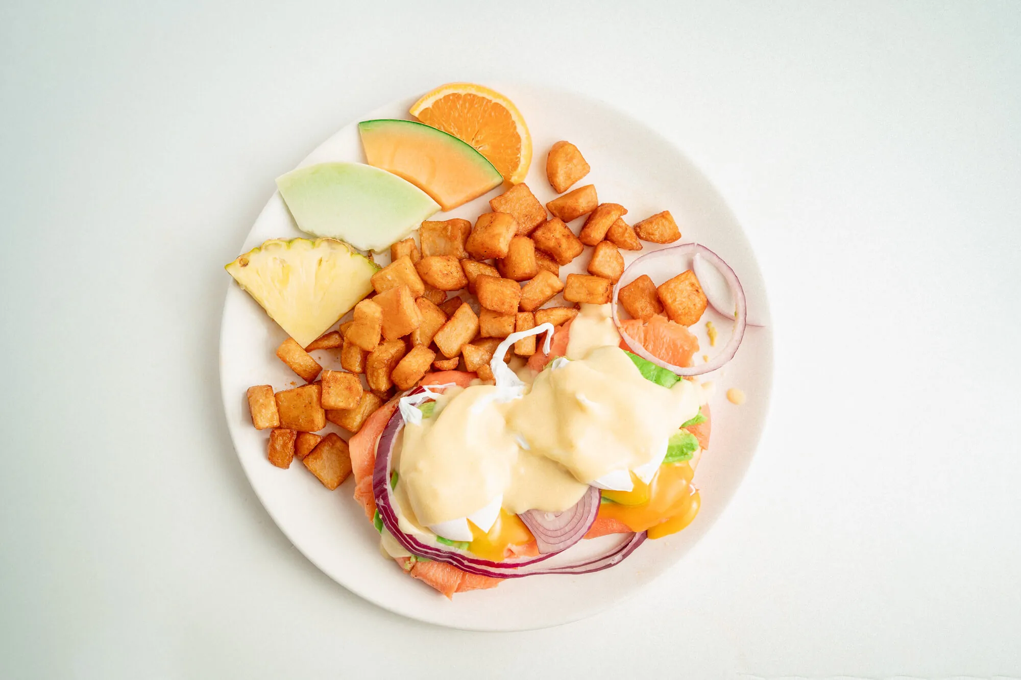 Œufs Bénédictine au saumon avec hollandaise et fruits