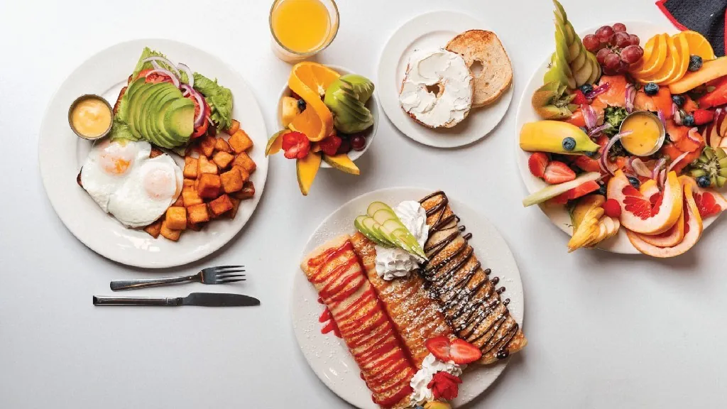 Fruits frais et assiettes de déjeuner chez Coco Frutti