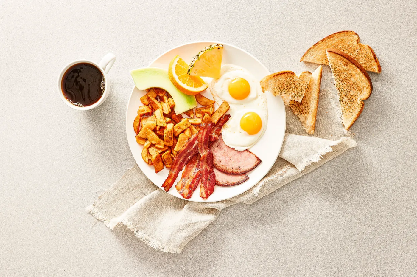 Assiette d'œufs au choix avec bacon, pommes de terre et fruits